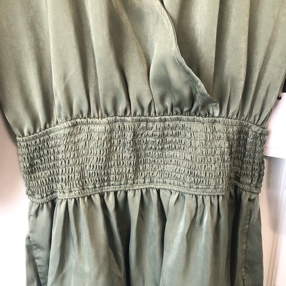 A COLLECTIVE STORY Annie Floral Smocked Mini Dress Dark Olive Large - Picture 6 of 13